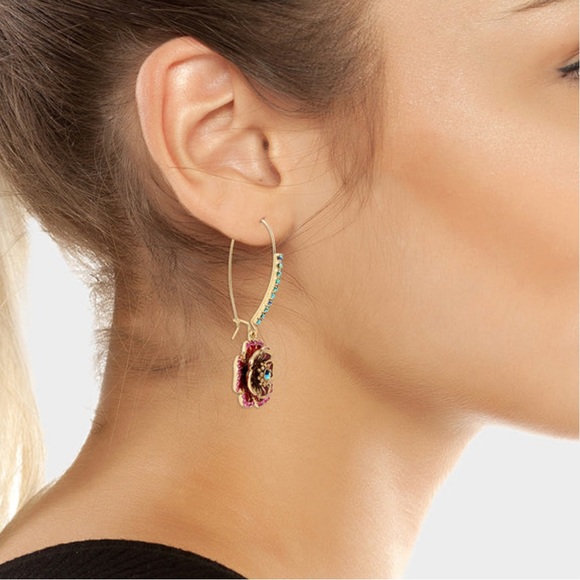 ✨NWT✨ Betsey Johnson Pink Rose Flower Crystal & Gold Tone Dangle Earrings - Picture 4 of 8